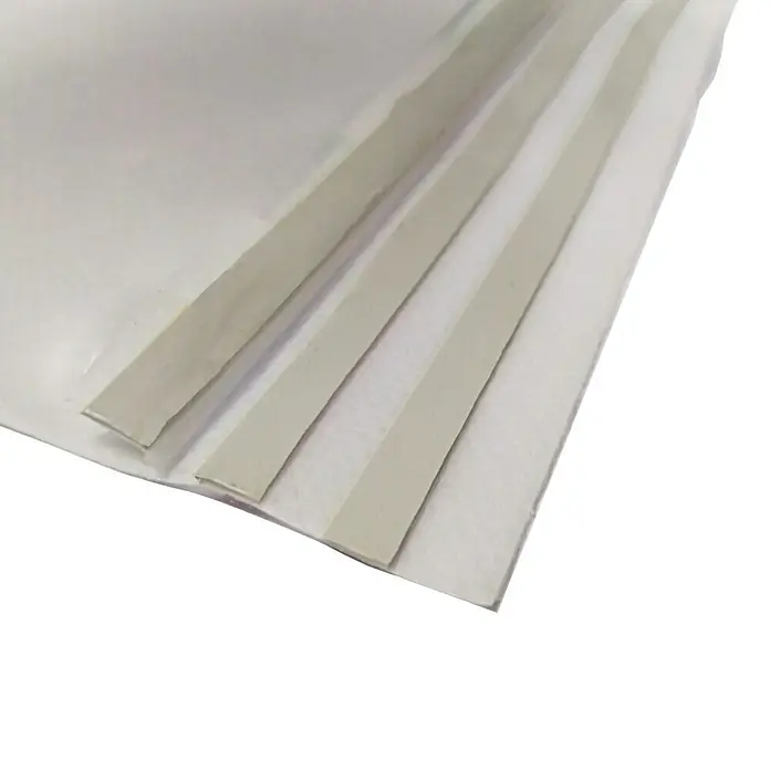 Cinta selladora para ducha SafeBand - Largo: 3,5 m - Primer plano de cortes de film blanco con tiras adhesivas grises. Ideal para embalar y proteger mercancías sensibles.