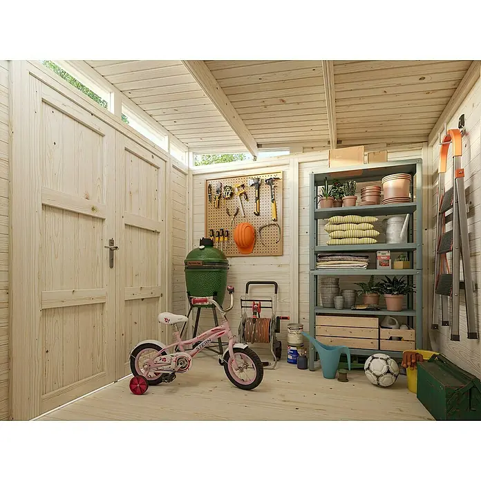 Palmako Gerätehaus Elias - Außenbreite inkl. Dachüberstand: 228 cm, Außentiefe inkl. Dachüberstand: 247 cm, Holz, Hellbraun - Foto von einem Holzgartenhaus mit Gartenwerkzeugen, einer Leiter, einem Grill, einem Fahrrad und anderen Gartengeräten.