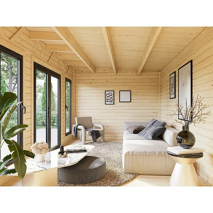 Palmako Gartenhaus Aurelia - Außenmaß inkl. Dachüberstand (B x T): 855 x 404 cm, Holz, Grau, Inklusive überdachtem Freisitz und Abstellraum mit separatem Zugang - Ein helles Holzzimmer mit großen Fenstern, einer Couch, Sesseln und minimalistischer Dekoration schafft eine einladende Atmosphäre.