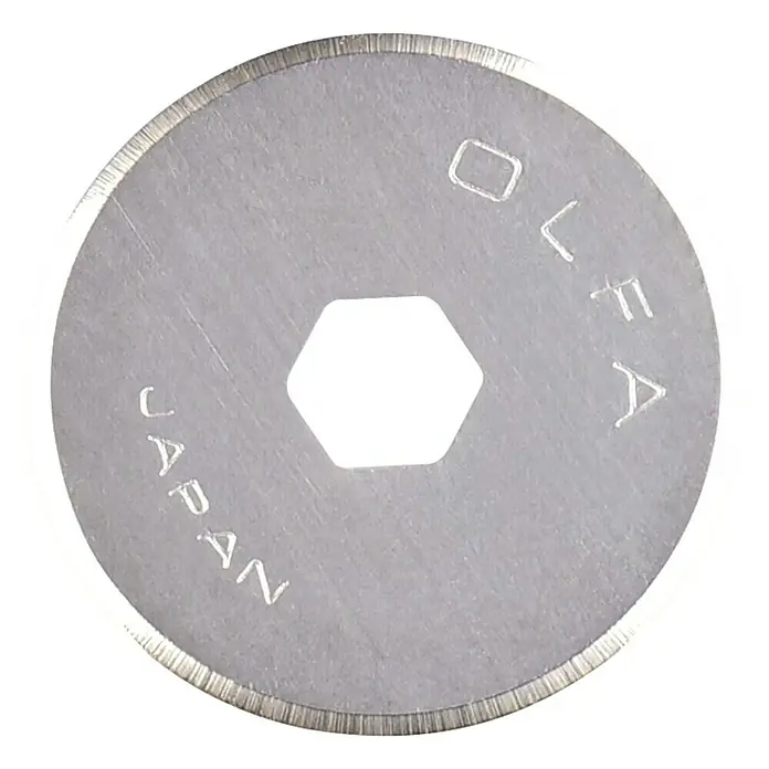 Olfa Ersatzklinge RB 18 - Passend für: Rollschneider RTY4 und PRC-2 - Nahaufnahme einer OLFA Rollschneiderklinge aus Metall mit sechseckiger Aussparung und der Aufschrift "Japan".