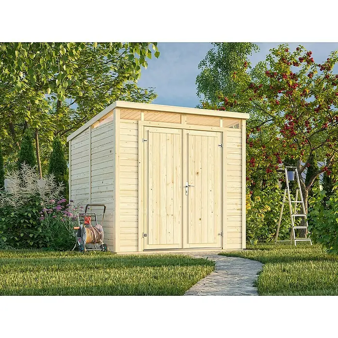 Palmako Gerätehaus Elias - Außenbreite inkl. Dachüberstand: 228 cm, Außentiefe inkl. Dachüberstand: 247 cm, Holz, Hellbraun - Gartenszene mit einem hölzernen Gartenschuppen im Mittelpunkt, umgeben von Grün und Gartenwerkzeugen.