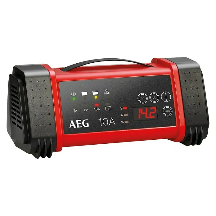 AEG Equipo cargador automático LT10 - Apto para: Baterías AGM/Gel/Plomo ácido 12/24 V, 230 V - Un cargador de batería rojo AEG 10A con borde negro, que muestra el voltaje y la corriente de carga en una pantalla digital.