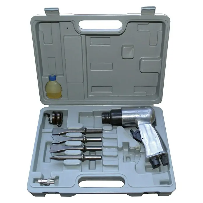 MPC Juego de herramientas neumáticas ENK-221 - 6 bar, 260 l/min - Una caja de herramientas gris que muestra un martillo neumático plateado, cinceles y accesorios, bien organizados para aplicaciones profesionales.