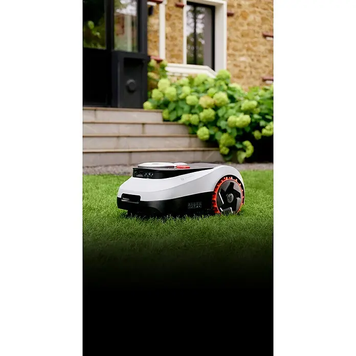Segway Mähroboter Navimow I220E LiDAR - 2.000 m², Schnittbreite: 22 cm, Laser-gestützte Navigation, LiDAR - Ein innovativer Mähroboter in Weiß und Schwarz mit orangefarbenen Akzenten auf einem grünen Rasen vor einem Haus.