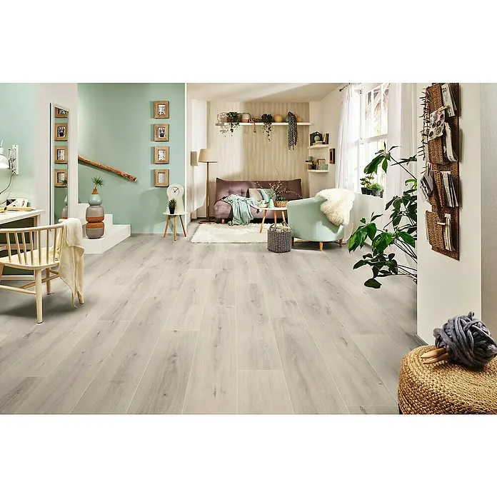 LOGOCLIC Edition Laminat Family - Solario, Landhausdiele, 1.288 x 245 x 7 mm - Helles Wohnzimmer mit Laminatboden in Holzoptik. Der Boden sorgt für eine freundliche und moderne Atmosphäre im Raum und verbindet die Bereiche.