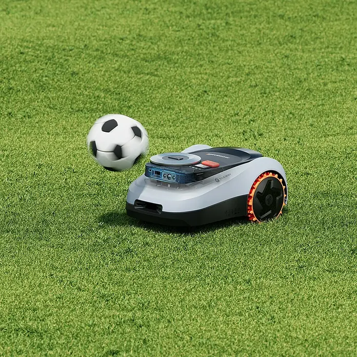 Segway Mähroboter Navimow I220E LiDAR - 2.000 m², Schnittbreite: 22 cm, Laser-gestützte Navigation, LiDAR - Ein Segway Navimow Mähroboter auf einem grünen Rasen mit einem Fußball im Hintergrund.