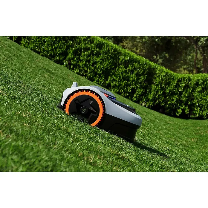 Segway Mähroboter Navimow I208E AWD - 800 m², Schnittbreite: 18 cm, Satellitengestützte Navigation, GPS - Ein automatischer Rasenmäher der Marke Landxcape, der auf einem grünen Rasen steht, mit einem grünen Busch im Hintergrund.