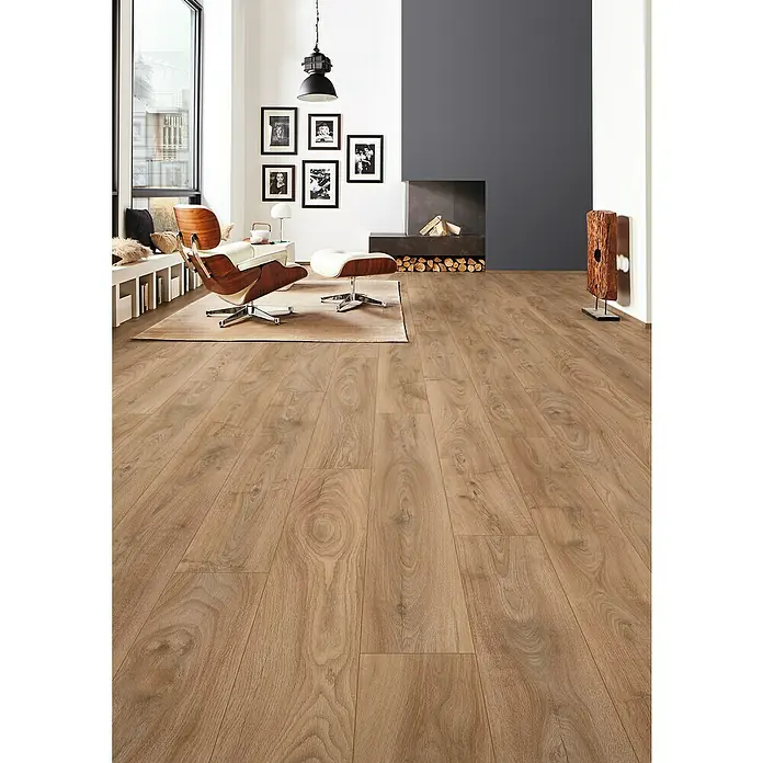 LOGOCLIC Edition Laminat Family - Lagoon, Landhausdiele, 1.288 x 245 x 7 mm - Nahaufnahme eines Raumes mit hellem Holzboden, der sich von der Sitzecke bis zum Kamin erstreckt und eine warme, einladende Atmosphäre schafft.