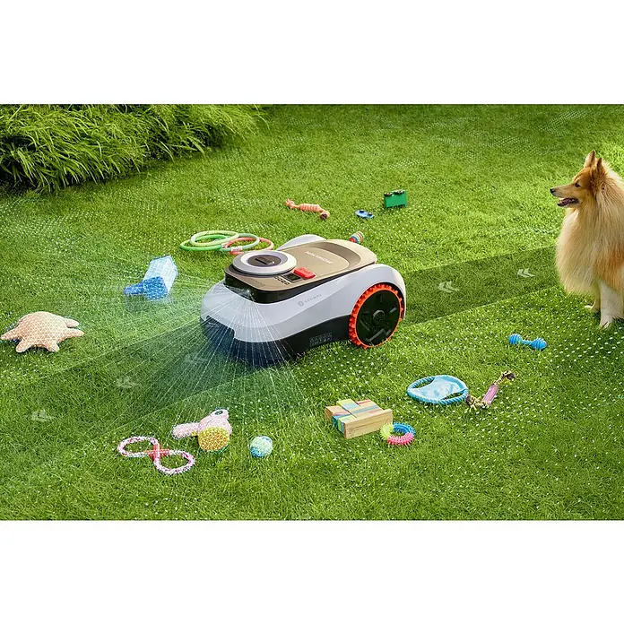 Segway Mähroboter Navimow I220E LiDAR - 2.000 m², Schnittbreite: 22 cm, Laser-gestützte Navigation, LiDAR - Ein Navimow Mähroboter auf einer Wiese mit Spielzeug und einem Hund, der zusieht. Der Navimow ist ein Highlight für jeden Gartenbesitzer.