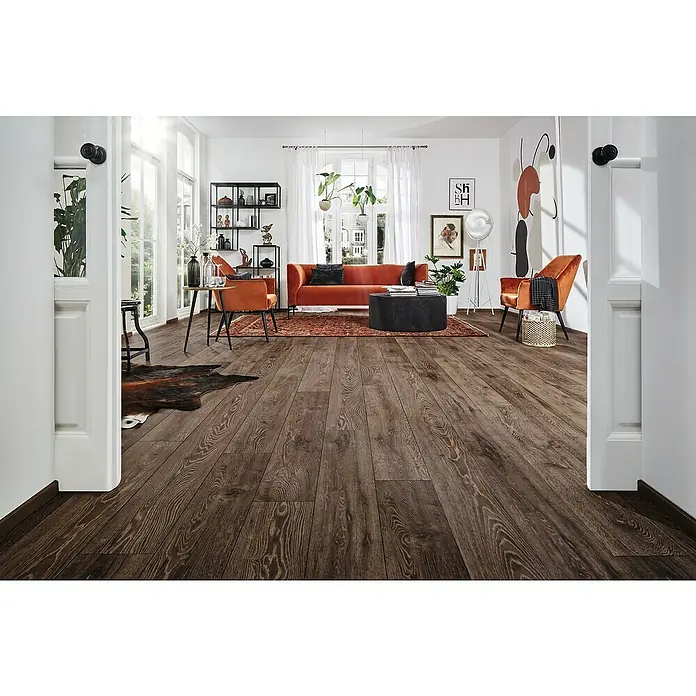 LOGOCLIC Aquaprotect Laminat - Night Oak, Landhausdiele, 1.288 x 195 x 8 mm - Dieses Bild zeigt einen Bodenbelag in dunkler Holzoptik, der eine warme und einladende Atmosphäre in dem stilvollen Wohnraum schafft.