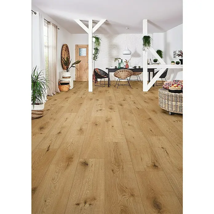 LOGOCLIC Edition Laminat Family - Riverside, Landhausdiele, 1.288 x 245 x 7 mm - Helle Holzböden verleihen diesem Esszimmer einen warmen und einladenden Look. Die natürliche Maserung des Holzes ist gut sichtbar.