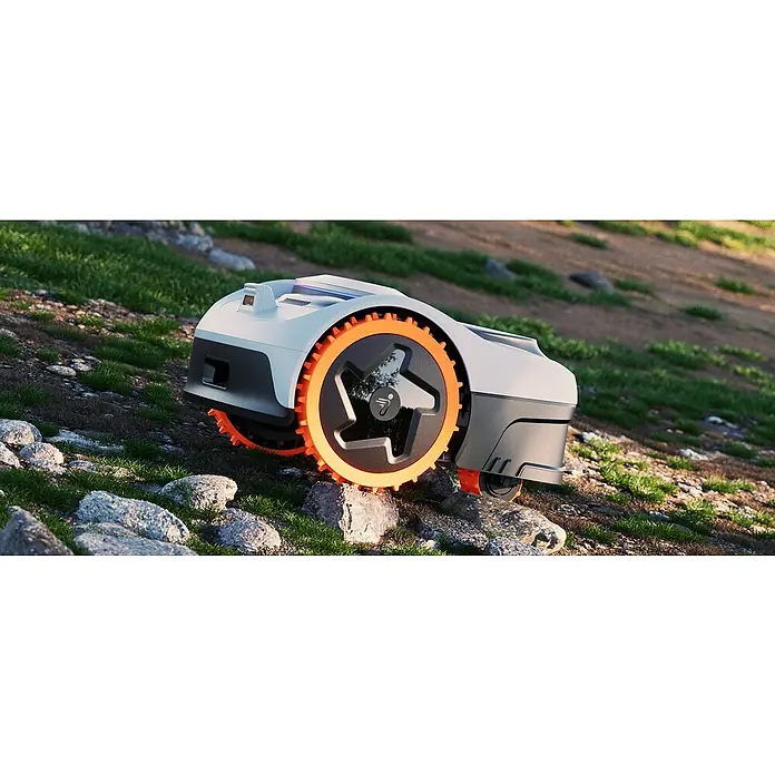 Segway Mähroboter Navimow I208E AWD - 800 m², Schnittbreite: 18 cm, Satellitengestützte Navigation, GPS - Nahaufnahme eines weißen Mähroboters mit orangen Rädern, der auf einem unebenen, felsigen Gelände fährt. Präzise Rasenpflege leicht gemacht.
