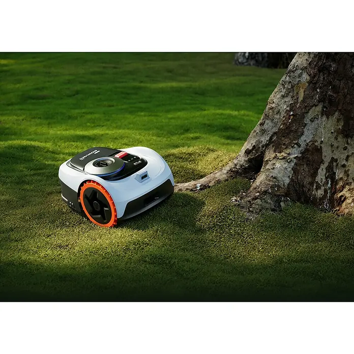 Segway Mähroboter Navimow I208E AWD - 800 m², Schnittbreite: 18 cm, Satellitengestützte Navigation, GPS - Der Navimow Rasenmähroboter im Garten neben einem Baum. Er mäht präzise und effizient den Rasen.