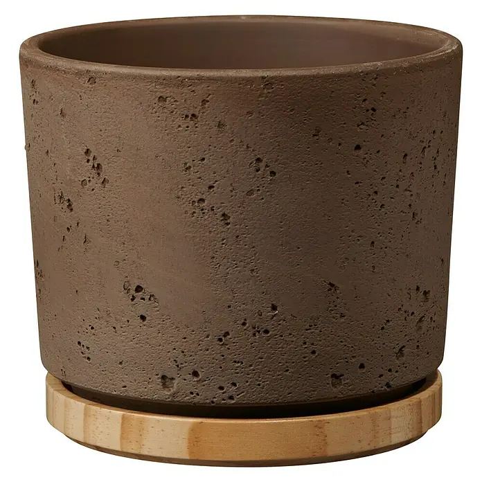 Soendgen Keramik Übertopf rund Paros DeluxeAußenmaß (Ø x H): 14 x 13 cm, Sandgrau, Holz - Nahaufnahme eines braunen Blumentopfs mit Untertasse aus Holz, perfekt für Zimmerpflanzen und Gartenliebhaber.