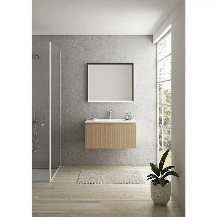 Camargue Pura LED-Lichtspiegel - 90 x 4,5 cm, Schwarz - Elegantes Badezimmer-Interieur mit einem modernen Waschtisch mit Holzfront und einem schlichten Spiegel über einem hellen Teppich.