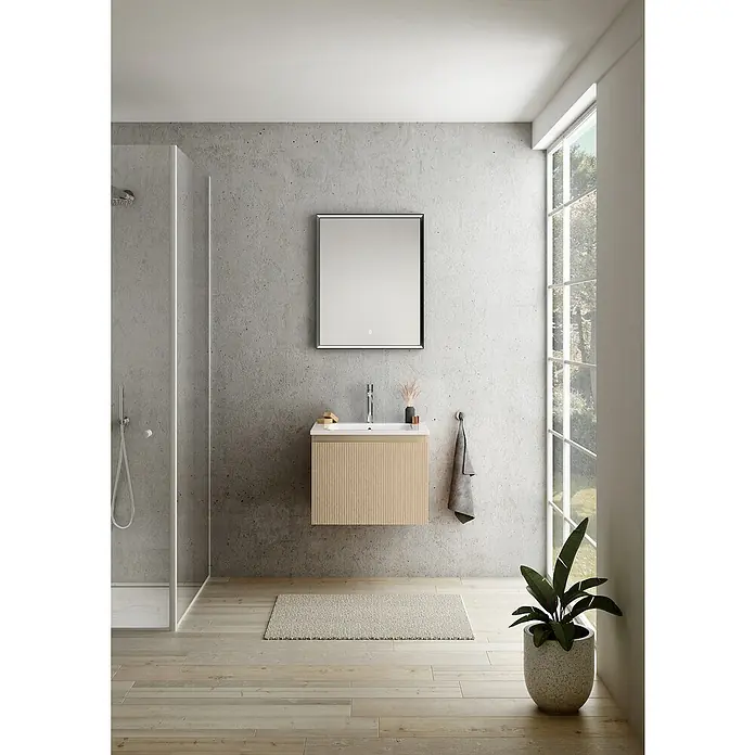 Camargue Pura Waschtischunterschrank - B x T x H: 59 x 50 x 46 cm, Rovere Cera - Helles Badezimmer mit einem modernen Waschtisch mit Holzstruktur, einem Spiegel und einer Pflanze, die eine entspannende Atmosphäre schafft.