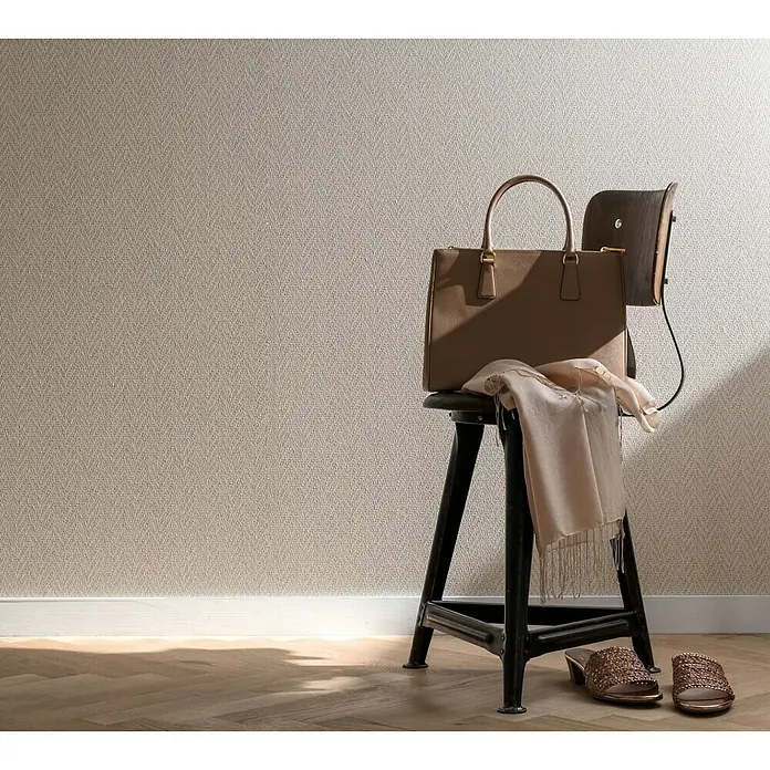Marburg Loft Vliestapete Fischgrät-Textilstruktur - Hellbraun, Grafisch, 10,05 x 0,53 m - Beige Ledertasche mit Griffen auf einem Hocker, dazu ein Schal und Schuhe. Elegantes Accessoire-Set für den stilbewussten Auftritt.