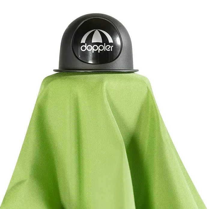Doppler Active Marktschirm rund Auto Tilt - Fresh Green, Durchmesser Bespannung: 320 cm - Nahaufnahme eines Doppler-Regenschirms mit grünem Stoff und schwarzem Griff mit dem Doppler-Logo.