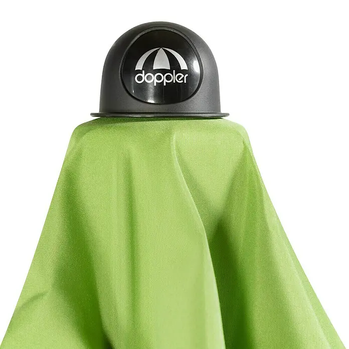 Doppler Active Marktschirm rund Auto Tilt - Fresh Green, Durchmesser Bespannung: 280 cm - Nahaufnahme eines Doppler Sonnenschirms in Grün mit dem Doppler Logo auf dem Knauf.