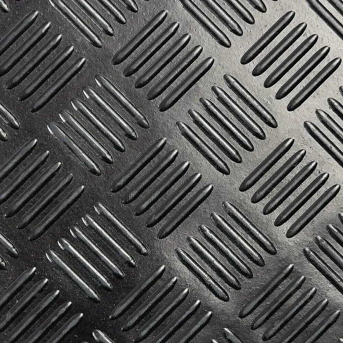 Floordirekt Läufer Karo - 150 x 500 cm, Schwarz - Nahaufnahme einer schwarzen, geriffelten Metallplatte mit diagonal angeordneten, erhabenen Streifen für Rutschfestigkeit.