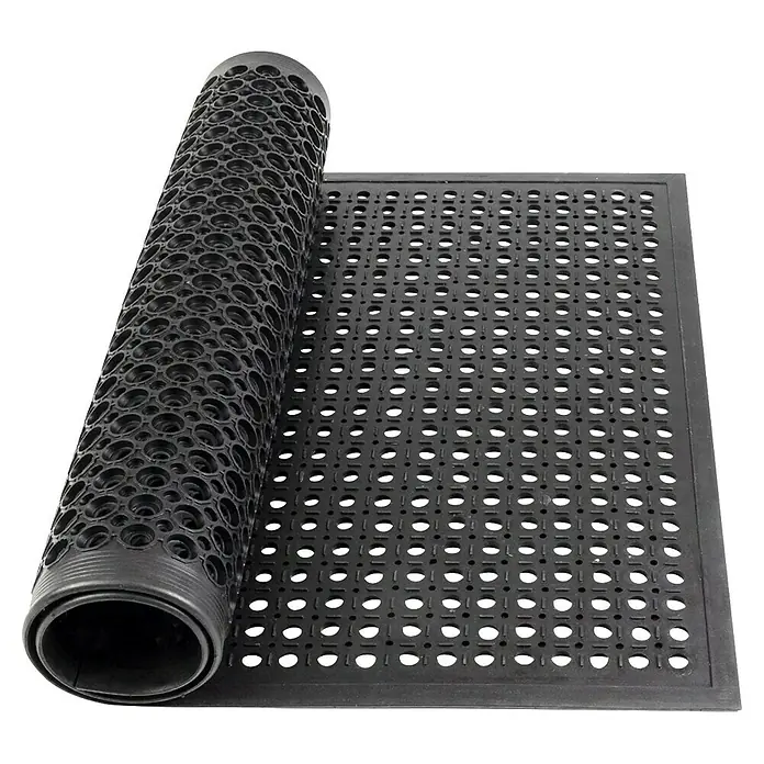 Floordirekt Läufer - 90 x 150 cm, Schwarz - Abgebildete Gummimatte mit Löchern, teilweise aufgerollt. Das Produkt ist ideal für Nassbereiche, um Rutschgefahr zu minimieren.