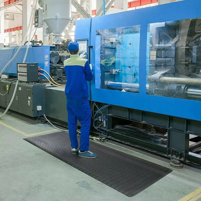 Floordirekt Bodenschutzmatte Heavy-Duty Diamond - 90 x 150 cm, Schwarz - Dunkelgraue Anti-Ermüdungsmatte mit Rautenmuster, ideal für Werkstätten und Produktionsstätten, bietet Komfort und Sicherheit am Arbeitsplatz.