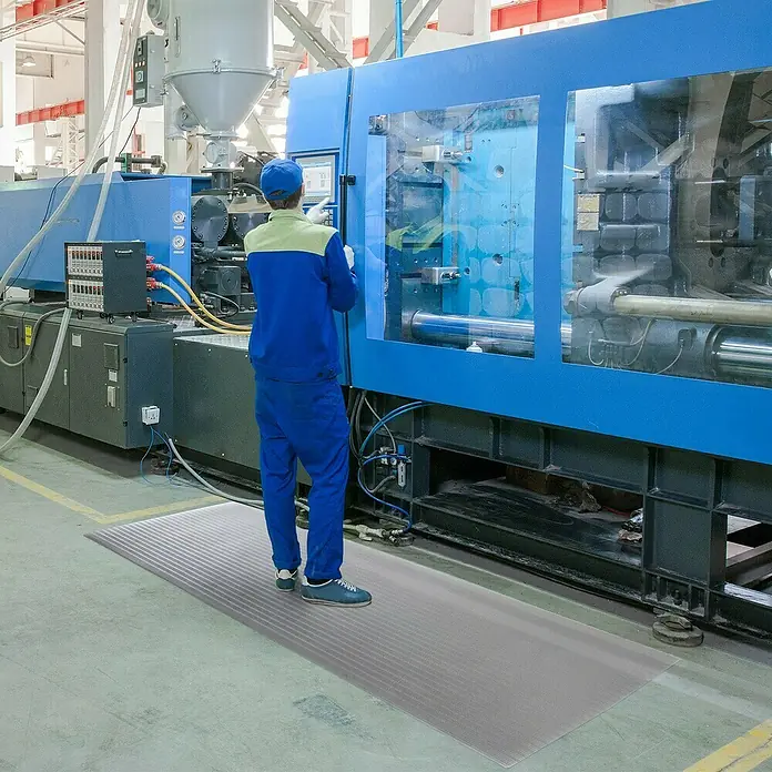 Floordirekt Läufer Softer-Work-Mat - 120 x 800 cm, Grau - Der graue Anti-Ermüdungsmatte bietet Komfort und Sicherheit für Arbeiter, die an Maschinen stehen. Ideal für industrielle Arbeitsplätze.