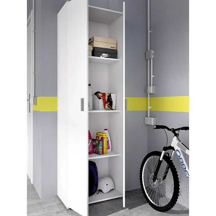 Dekit Armario multiusos de madera Fit - L x An x Al: 35 x 61 x 190 cm, Número de baldas: 4 ud., Blanco - Un armario alto de almacenamiento blanco con estantes abiertos, situado en el interior y provisto de diversos artículos como zapatos y productos de limpieza.