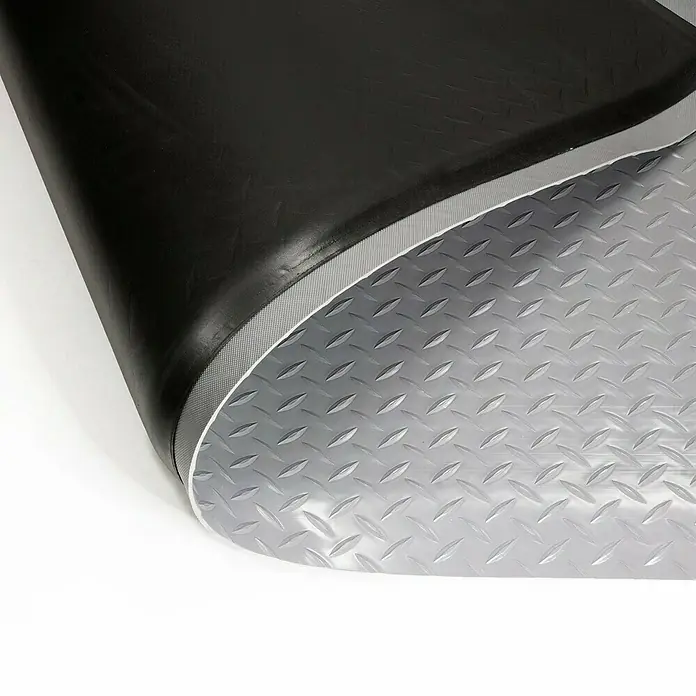 Floordirekt Fußbodenschutzmatte Dyna-Protect Diamond - Grau, 120 x 900 cm - Ein schwarzer und grauer Diamond Plate Bodenbelag, der zusammengerollt ist, um die Textur zu zeigen.