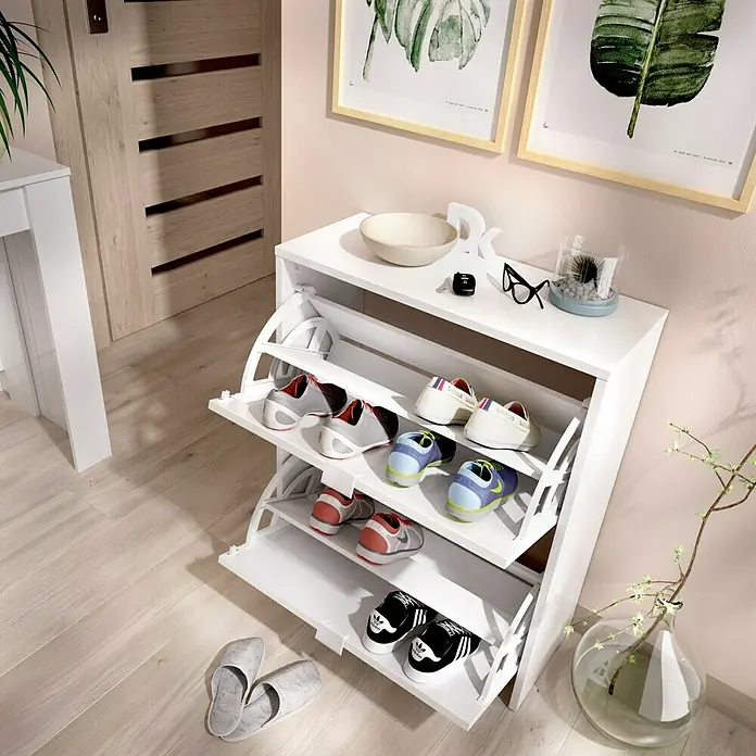 Dekit Zapatero Jazz - L x An x Al: 25 x 61 x 76 cm, Blanco - Zapatero blanco con tres compartimentos llenos de zapatos y un jarrón encima, que ofrece un aspecto moderno y organizado.