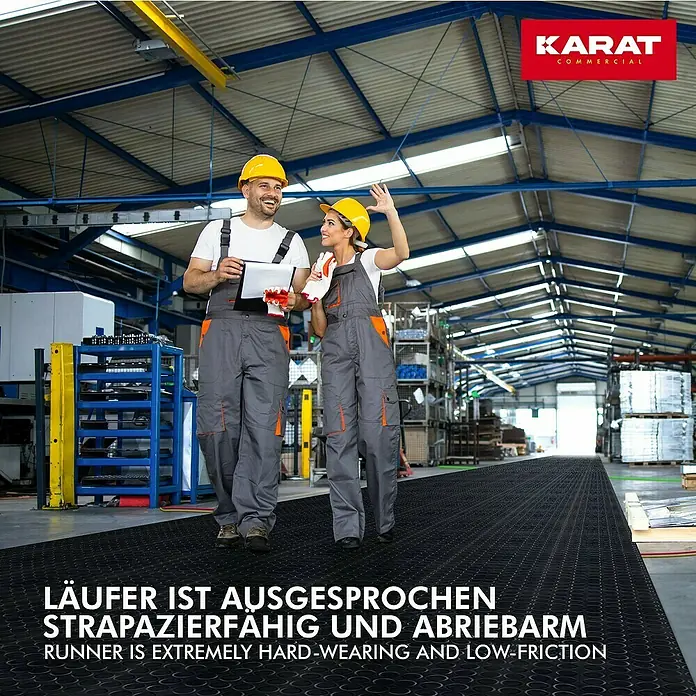 Floordirekt Läufer Flachnoppen - 120 x 450 cm, Schwarz - Ein Paar Arbeiter geht auf einer strapazierfähigen und abriebarmen Bodenschutzmatte.