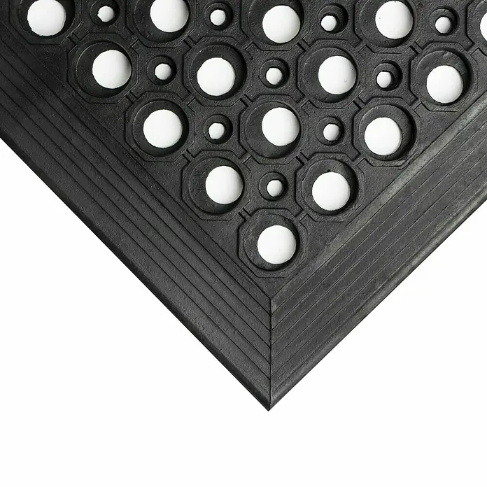 Floordirekt Läufer - 90 x 150 cm, Schwarz - Eine schwarze Gummimatte mit Löchern und einer strukturierten Oberfläche. Ideal für den Einsatz in Nassbereichen.
