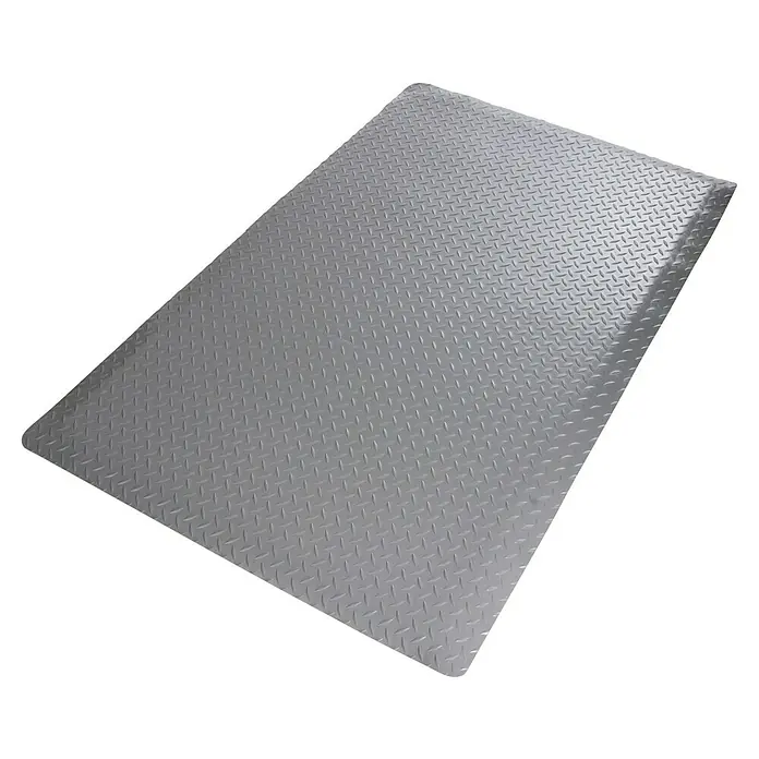 Floordirekt Bodenschutzmatte Heavy-Duty Diamond - 60 x 90 cm, Grau - Ein silbernes Tränenblech mit einem rutschfesten Diamantmuster auf einer dunklen Oberfläche. Ideal für Industrieböden und Treppen.