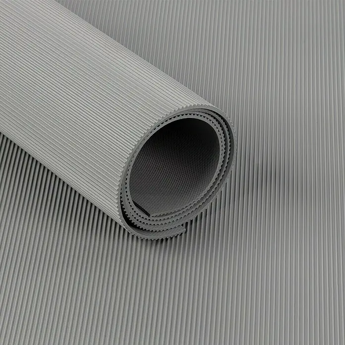 Floordirekt Läufer Fein gerippt - 120 x 200 cm, Grau - Graue, gerippte Gummimatte aufgerollt, ideal als Bodenbelag oder Schutzmatte für verschiedene Anwendungen.