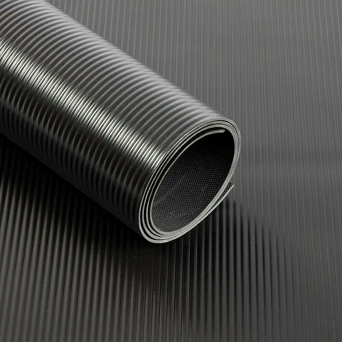 Floordirekt Läufer Strips - 120 x 100 cm, Schwarz - Schwarze, gerippte Gummimatte, teilweise aufgerollt, mit sichtbarer Textur auf der Unterseite.