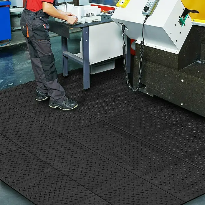 Floordirekt Bodenschutzmatte Puzzle Gummiläufer - 92 x 92 cm, Schwarz - Schwarze Bodenfliesen mit Diamantmuster, ideal für Werkstätten und Garagen, bieten Rutschfestigkeit und Komfort für den Arbeitsplatz.