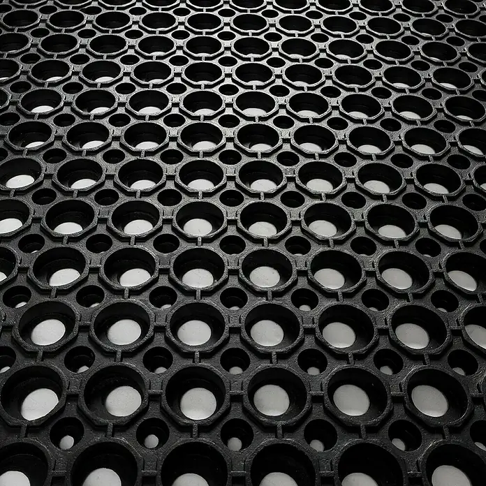 Floordirekt Läufer - 90 x 150 cm, Schwarz - Schwarze Gummimatte mit kreisförmigem Design. Ideal für den Einsatz in Nassbereichen.