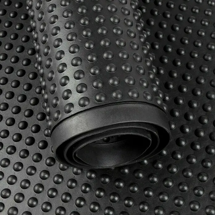 Floordirekt Bodenschutzmatte Bubble - Schwarz, 90 x 60 cm - Aufgerollte, schwarze Gummimatte mit Noppenstruktur. Vielseitig einsetzbar und robust.