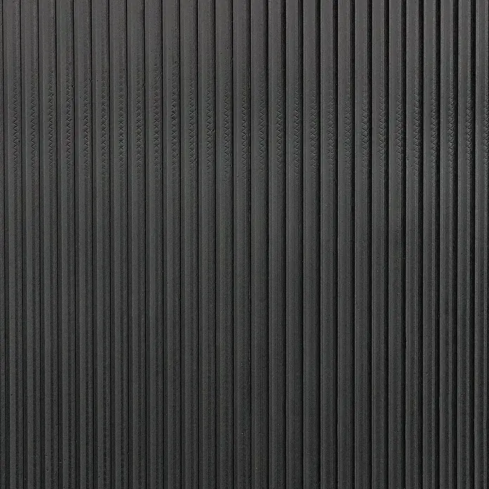 Floordirekt Läufer Strips - 120 x 100 cm, Schwarz - Schwarze Wandverkleidung mit vertikalen Rillen sorgt für eine moderne und elegante Optik. Die Textur verleiht der Oberfläche Tiefe.