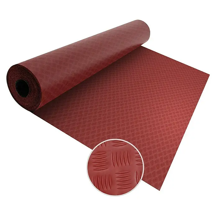 Floordirekt Läufer Diamond Cut - 120 x 400 cm, Dunkelrot - Rote Gummimatte mit Riffelblechmuster, teilweise aufgerollt. Ideal für Werkstätten oder als rutschfester Bodenbelag.