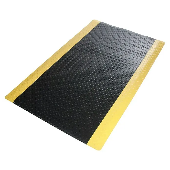 Floordirekt Bodenschutzmatte Heavy-Duty Diamond - 90 x 150 cm, Gelb/Schwarz - Bild einer schwarzen Antirutschmatte mit gelben Sicherheitsstreifen. Die Matte ist strapazierfähig und ideal für Werkstätten.