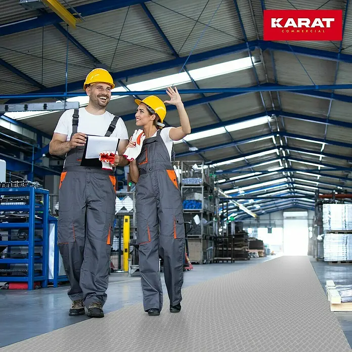 Floordirekt Läufer Diamond Cut - 120 x 250 cm, Grau - Zwei Arbeiter mit Schutzkleidung auf einer rutschfesten Bodenmatte von Karat Commercial in einer Lagerhalle.