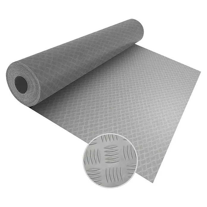 Floordirekt Läufer Diamond Cut - 120 x 250 cm, Grau - Bild eines grauen geriffelten Bodenbelags auf einer Rolle, der sich teilweise entrollt. Die Oberfläche zeigt ein deutliches Rautenmuster für Rutschfestigkeit.