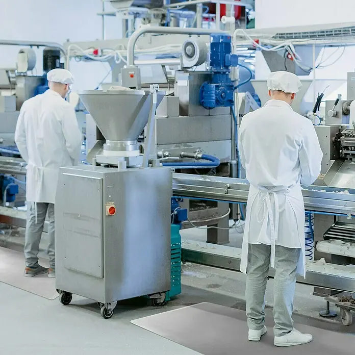 Floordirekt Bodenschutzmatte Heavy-Duty Ripp - 90 x 305 cm, Grau - Arbeitsplatzmatte in einer Fabrik, die für Komfort und Sicherheit sorgt. Ideal für stehende Tätigkeiten in der Produktion.