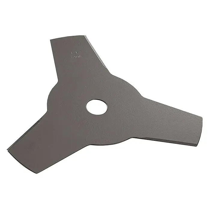 Alpina Benzin-Multitool AMT 26 - 0,7 kW, 25,4 cm³ - Das Bild zeigt ein dreiflügeliges Rasentrimmerblatt aus Metall mit einer zentralen Bohrung, das für effizientes Schneiden sorgt.