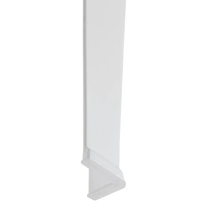 Silla de jardín Master - 60 x 67 x 82 cm, Blanco, Polipropileno, Apilable - Primer plano de un paragolpes de esquina blanco, que muestra un diseño moderno y minimalista para proteger muebles o paredes.