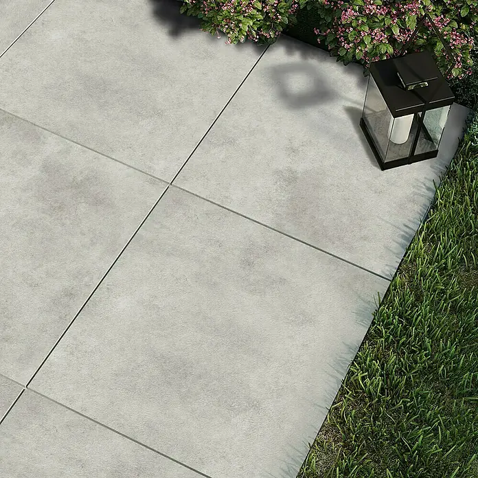 Cersanit Terrassenfliese Metropolis - 59,3 x 59,3 x 2 cm, Light Grey, Matt - Nahaufnahme von grauen Terrassenplatten, die einen modernen Außenbereich mit elegantem Design und klaren Linien schaffen.