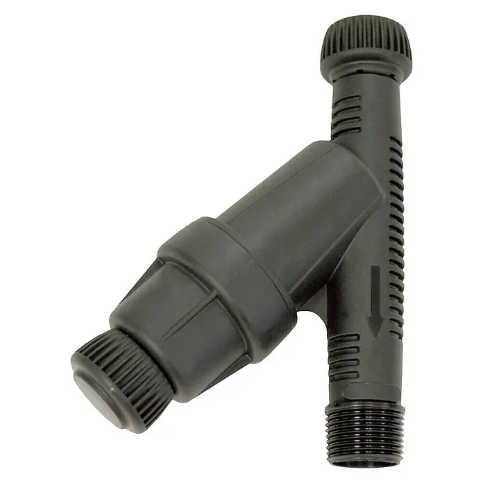Filtro de presión Y - ¾″ - La imagen muestra un filtro de agua negro en forma de T con extremos roscados, comúnmente utilizado para sistemas de riego.