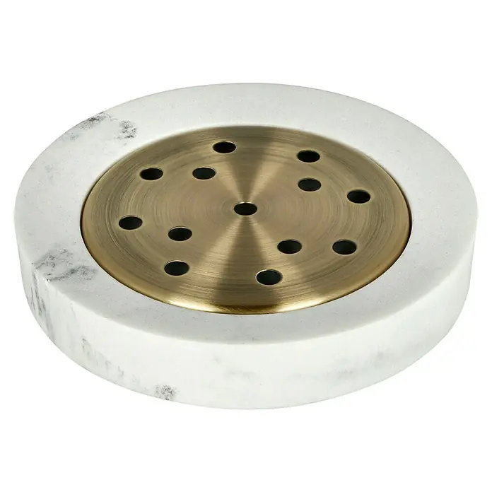 Camargue Seifenschale Marmel - Polyresin, Weiß/Gold - Nahaufnahme eines runden Kerzenständers aus Marmor mit einem goldenen Metalleinsatz mit Löchern. Elegantes Design für stimmungsvolle Beleuchtung.
