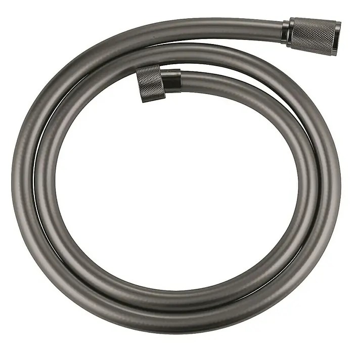 Grohe Brauseschlauch Silverflex - Länge: 125 cm, ½″, Kunststoff, Hard Graphite - Grauer Brauseschlauch mit strukturierten Endstücken, liegt kreisförmig auf schwarzem Hintergrund. Ideal für Badezimmer.